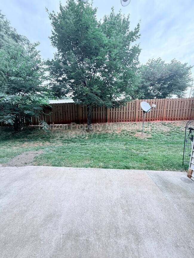 Building Photo - 2816 Florence Dr