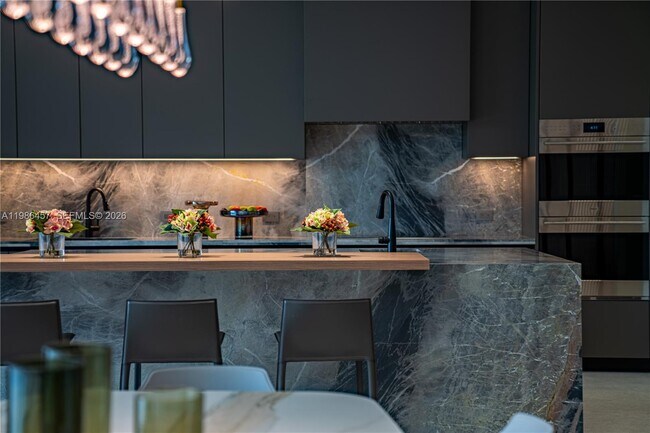 Building Photo - 493 Holiday Dr