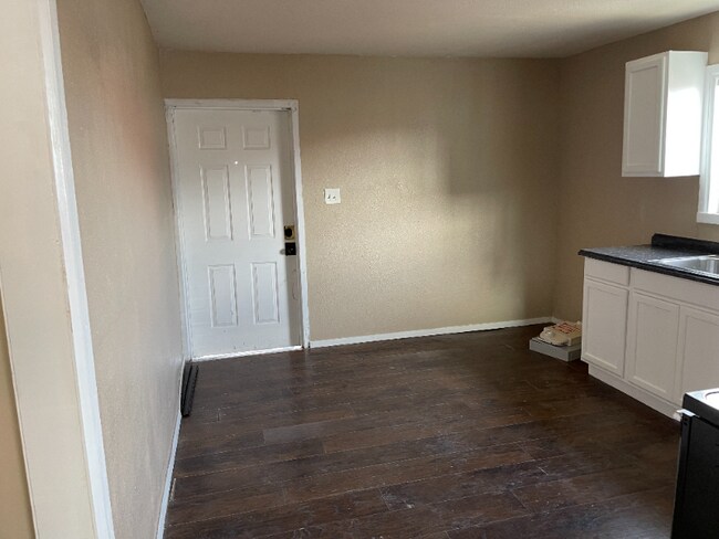 Building Photo - 1811 Bolivar St