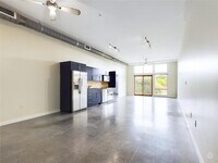 Building Photo - 2124 E 6th St