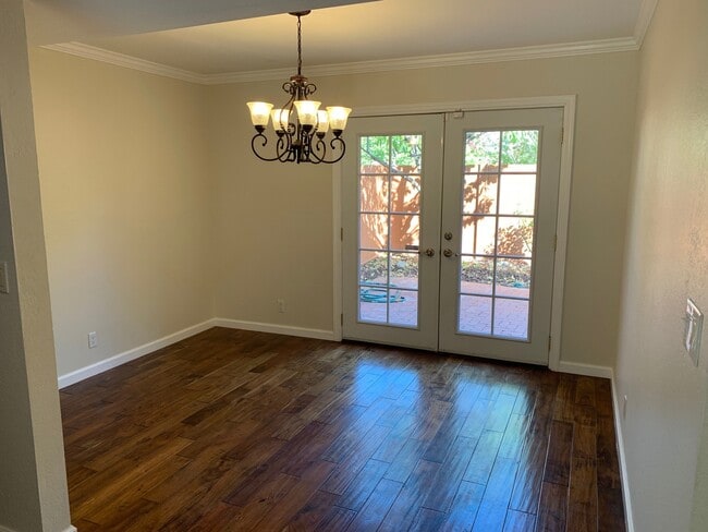 Building Photo - Light and Bright Two Story Townhome!