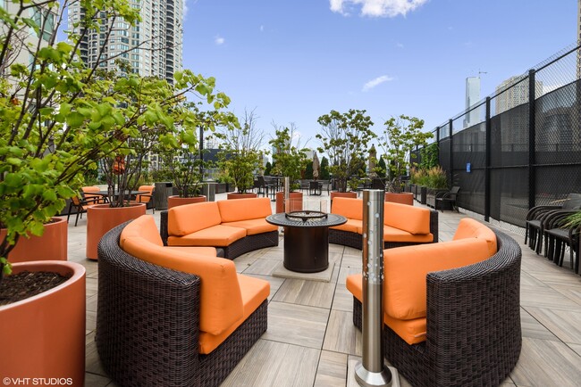 Building Photo - 345 N La Salle Dr