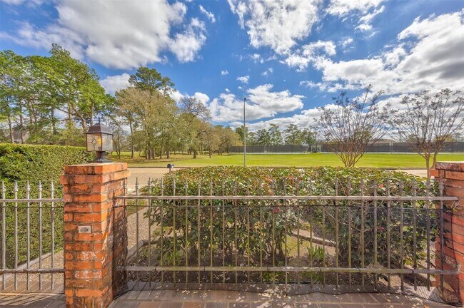 Building Photo - 2452 Country Club Dr