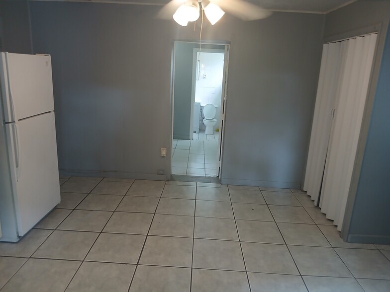 Building Photo - 2900 Sunshine Blvd