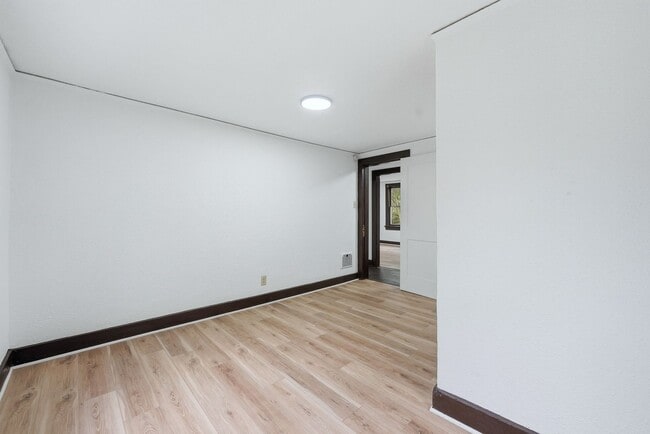 Building Photo - Freshly Updated 3BR Home