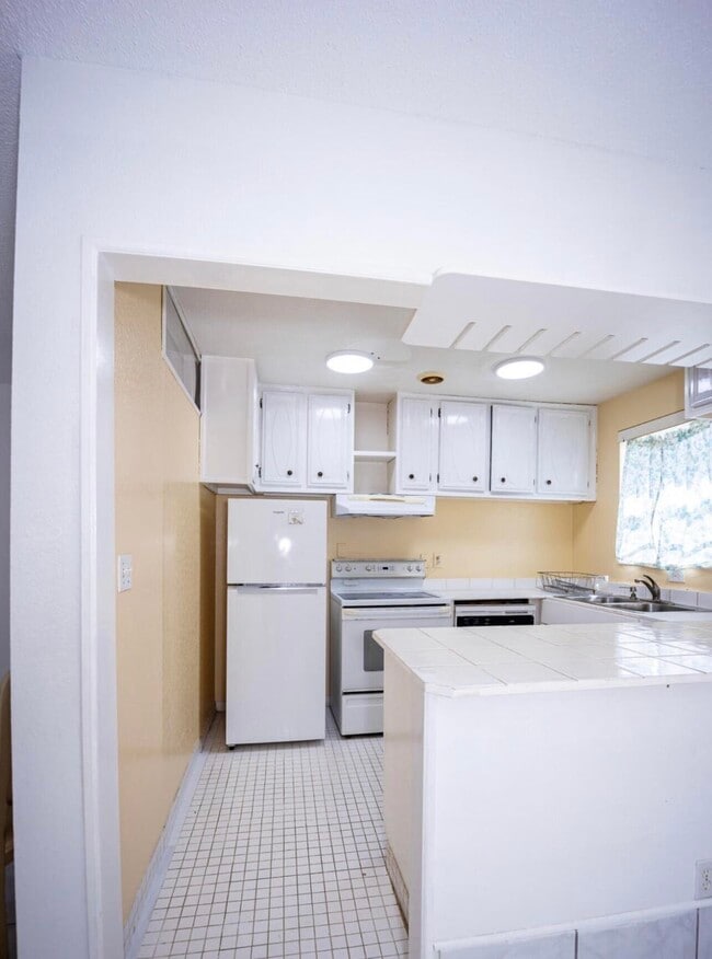 Building Photo - 3240 Ridge Hill Rd