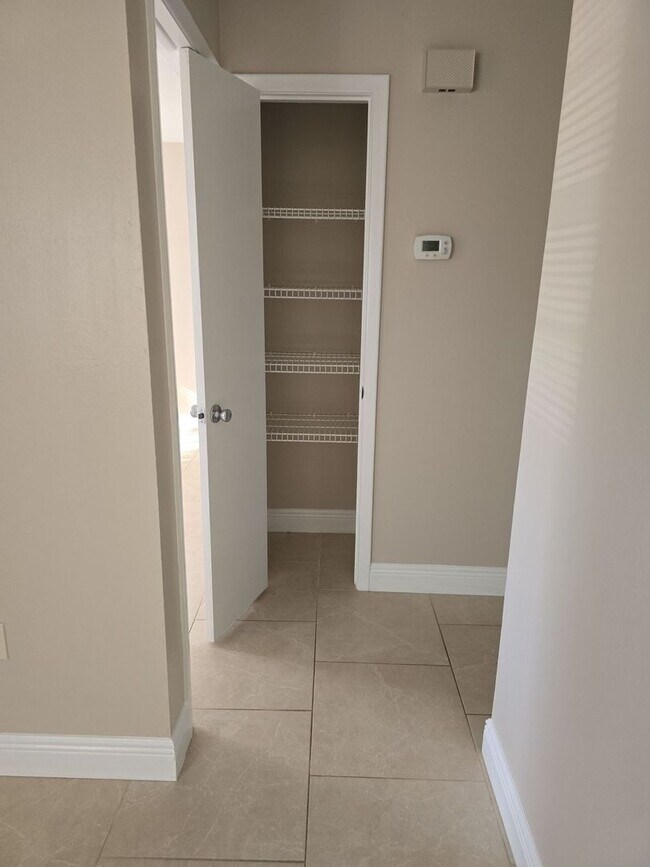 Building Photo - Beautuful 2 bedroom, 2 bath, 2 car garage rental home in Weeki Wachee!