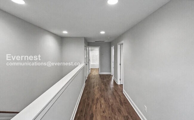 Building Photo - Spacious 3 Bed, 2.5 Bath Home with 2 Car Garage