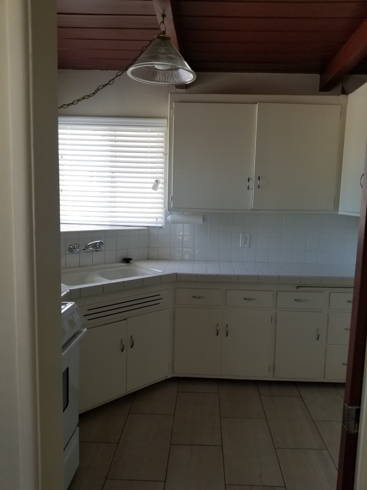 Kitchen w/sliding door,stove only - 2330 Carmelina S Ave
