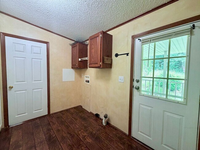 Building Photo - Secluded 3-Bedroom with Wrap-Around Porch -- Jonesborough