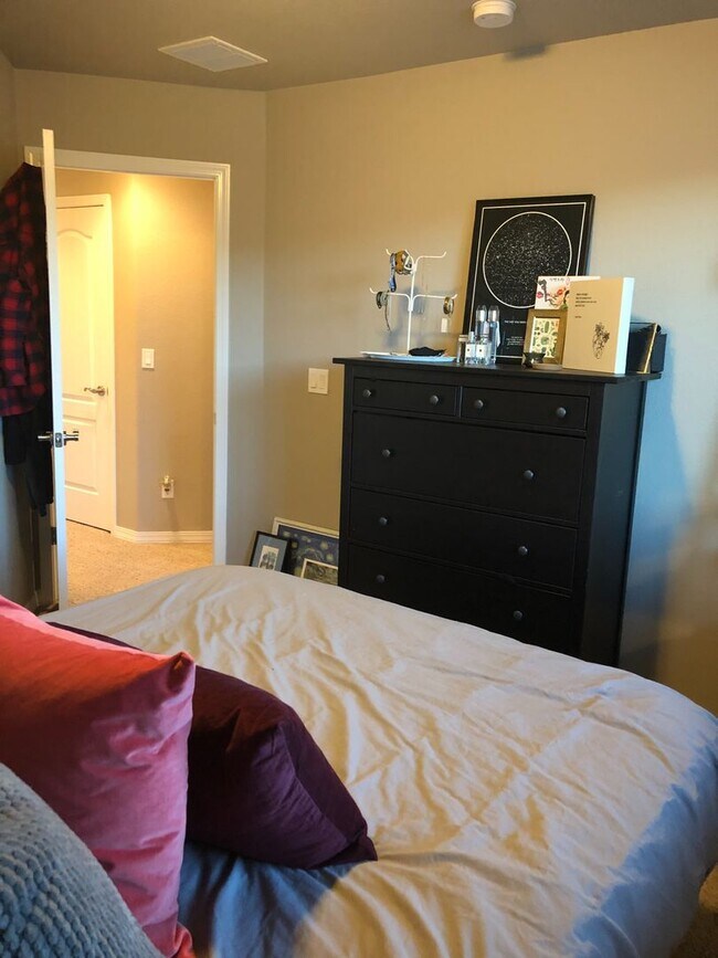 Building Photo - 3bd, 2.5ba 2car West Side Beauty, Built in...