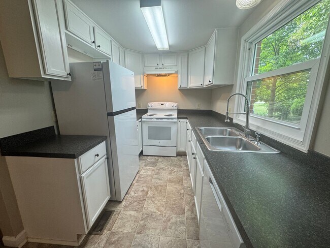 Building Photo - Spacious 3 bedroom apartment with Den and Huge Primary Suite