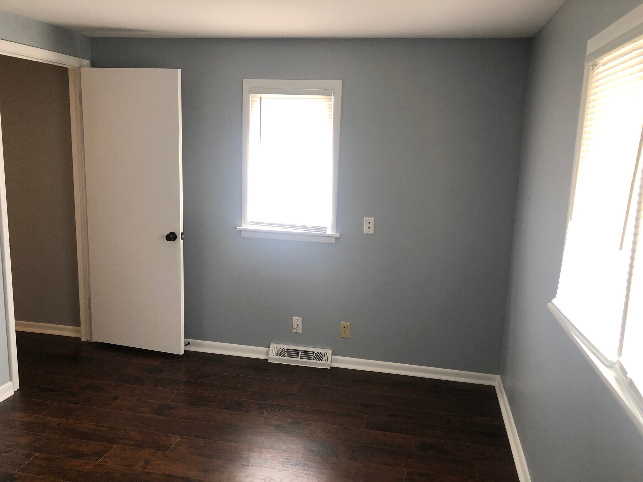 Building Photo - 2358 S Crestway St