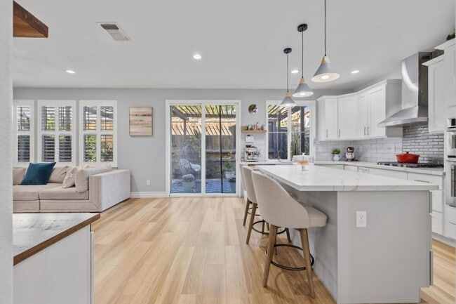 Building Photo - Spacious Detached Home in the Basking Ridge Community