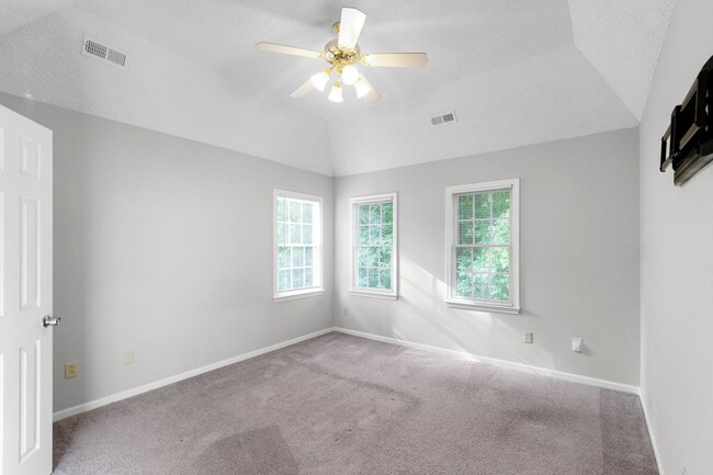 Building Photo - Spacious 2-Story Home with Finished Basement!