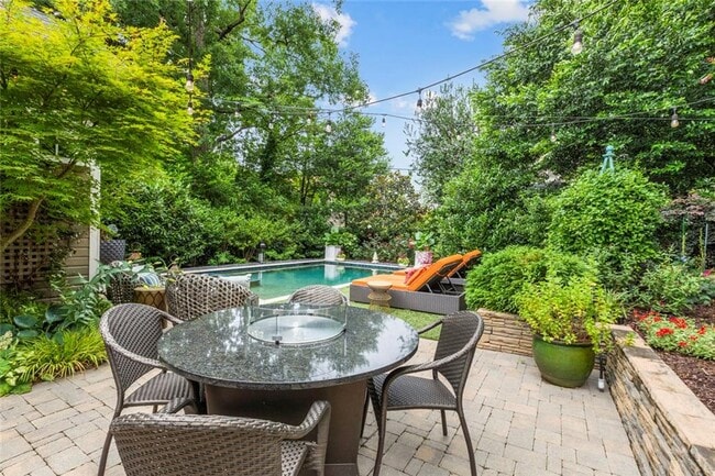 Building Photo - 976 Adair Ave NE