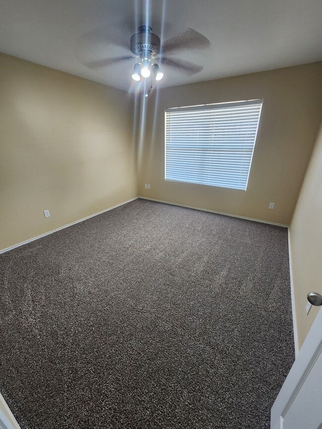 Building Photo - 3 bed 2 bath home, 1 car garage