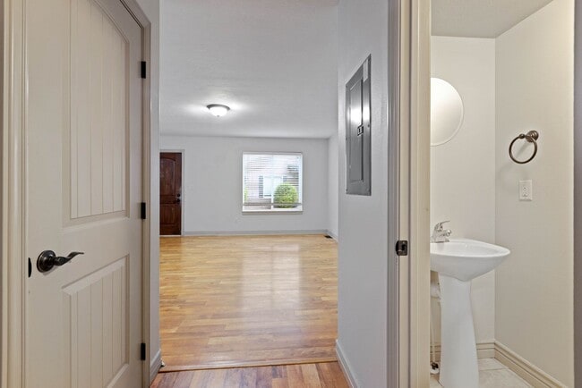 Building Photo - DARLING - 2 Bed 1.5 Bath Townhome in the M...