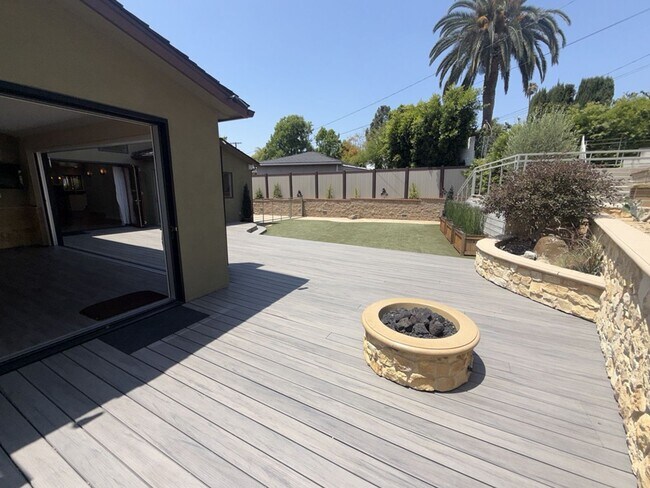 Building Photo - Front Burbank Hillside 3brm, 3bath Residence.  Exclusive use of back area and garage.