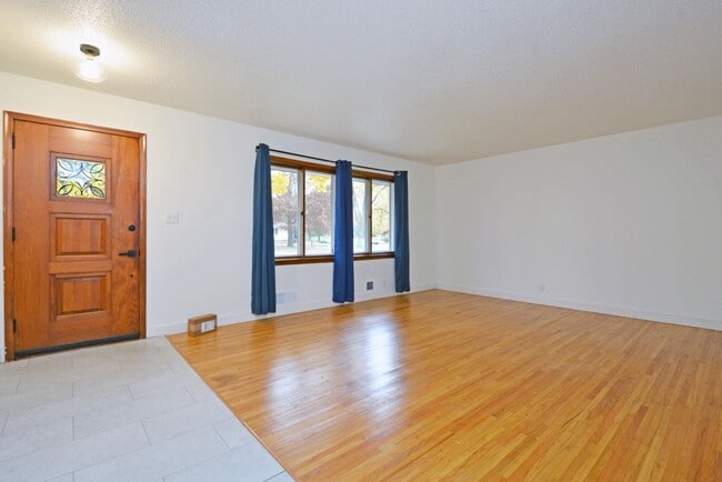 Building Photo - Spacious 4-Bed 1.5 Bath Home Available Now...