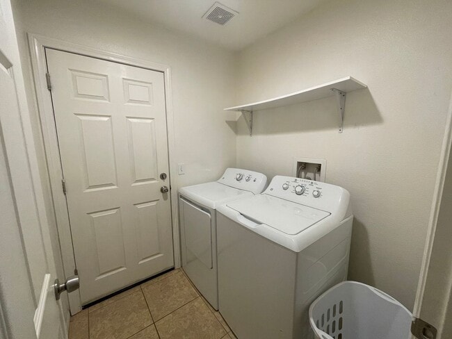 Building Photo - Large 4 Bedroom 2 bath Home in Chocolate Drop Neighborhood