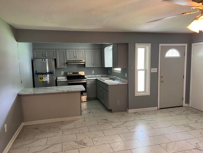 Building Photo - RATE DROP ALERT (was $1750/month) and MOVE IN SPECIAL: 50% OFF 1ST FULL MONTH'S RENT!**