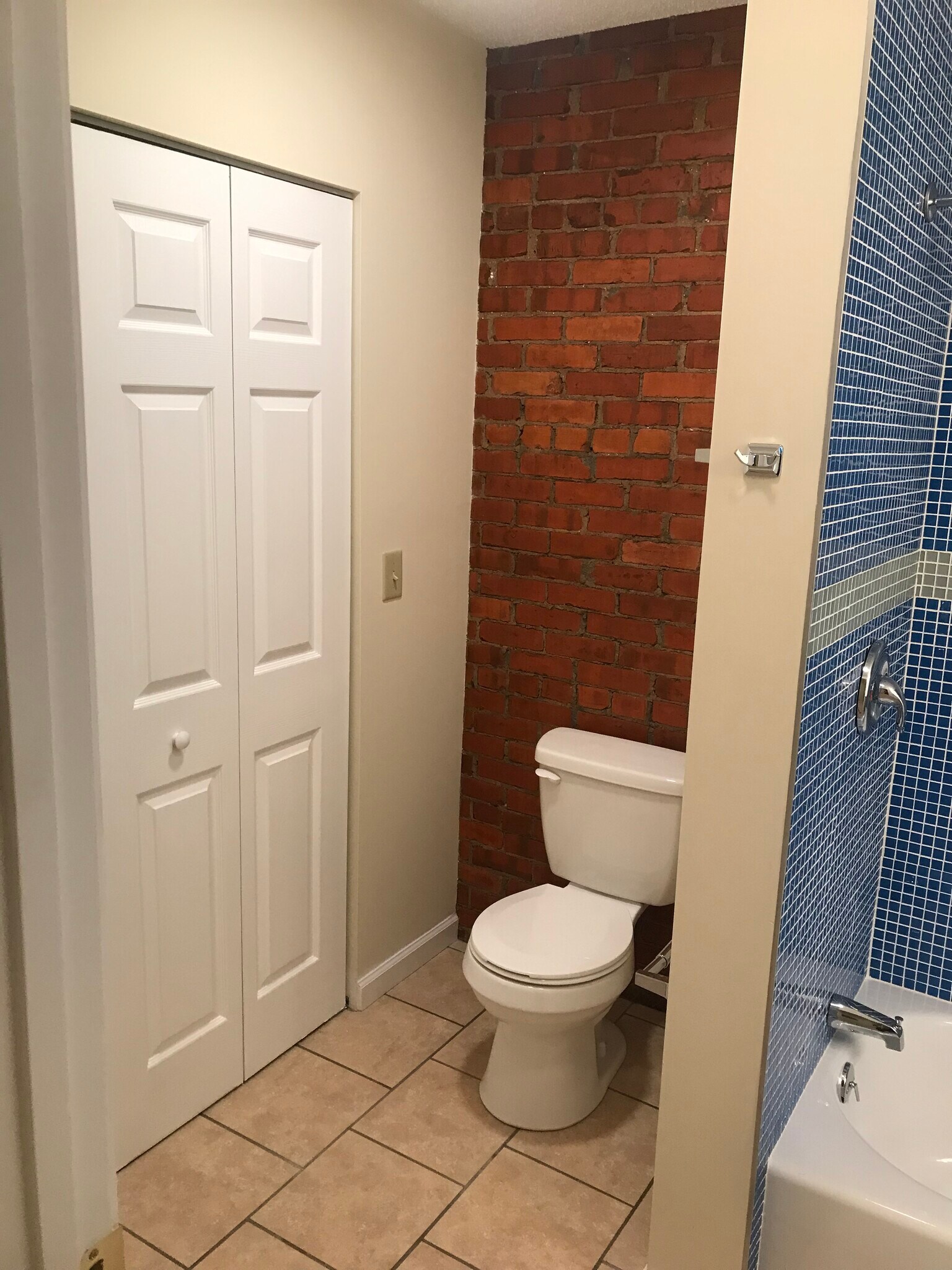 Building Photo - 201 W Locust St