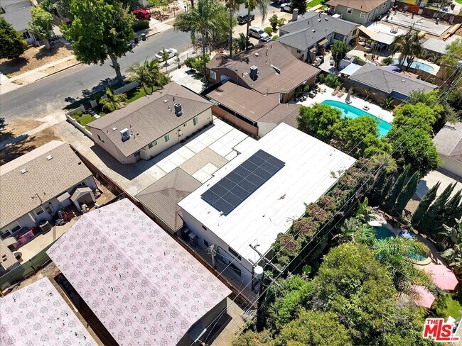 Building Photo - 6913 1/2 Encino Ave