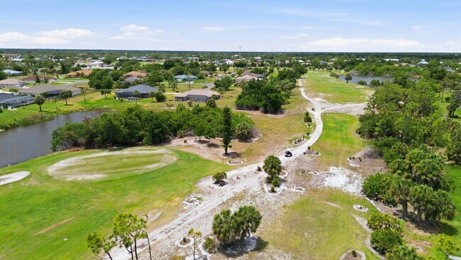 Building Photo - "Spacious 3-Bedroom Retreat with 2 Full Baths in Rotonda West Pinehurst!"