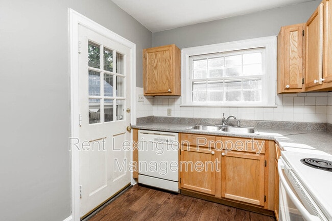 Building Photo - 123 Barberry Ln