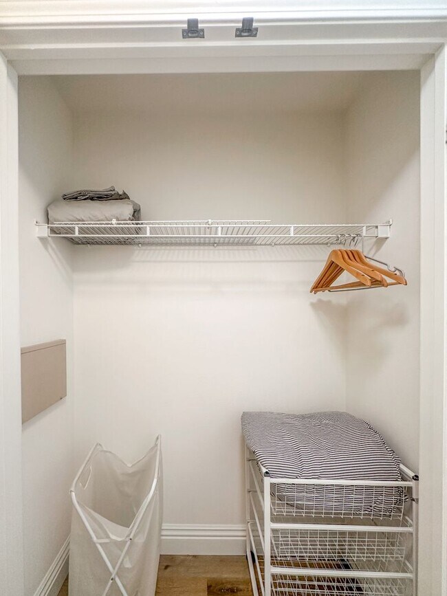 Building Photo - Modern 2 Bed/ 2 Bath Condo in the Heart of...