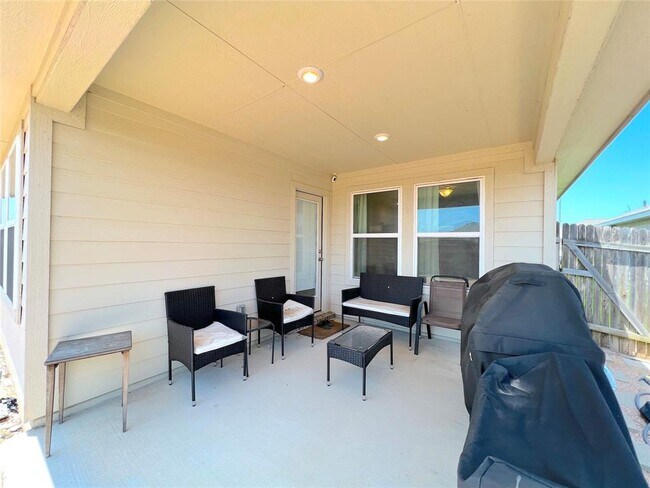 Building Photo - 502 Mossy Rock Dr