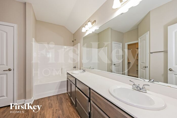 Building Photo - 708 Woodcrest Dr