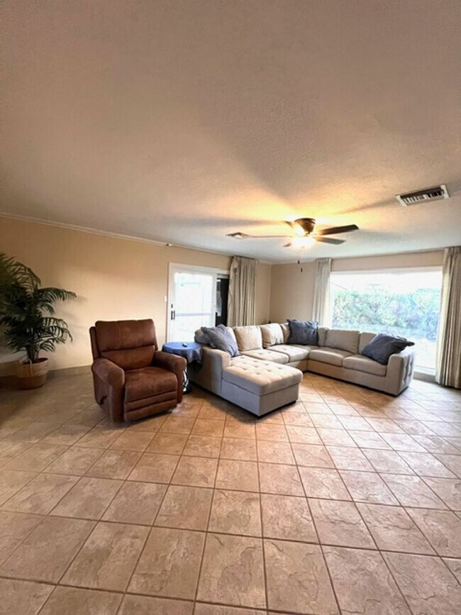 Building Photo - SAN CARLOS BEAUTY!