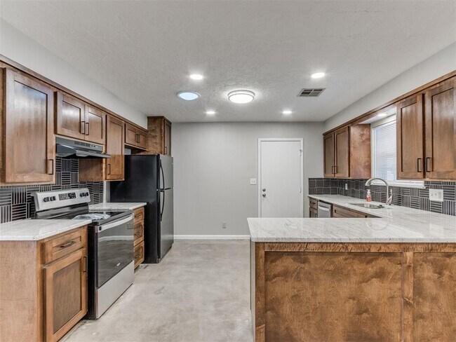 Building Photo - 2609 Brentwood Dr