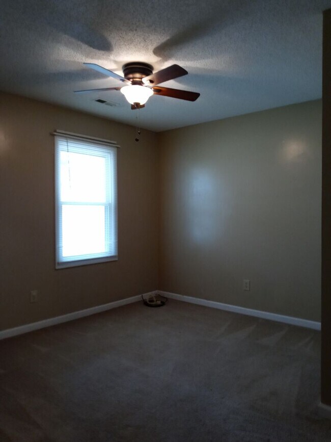 Building Photo - 3 bd/ 2 ba located MINUTES from Fort Bragg! Quiet Neighborhood!