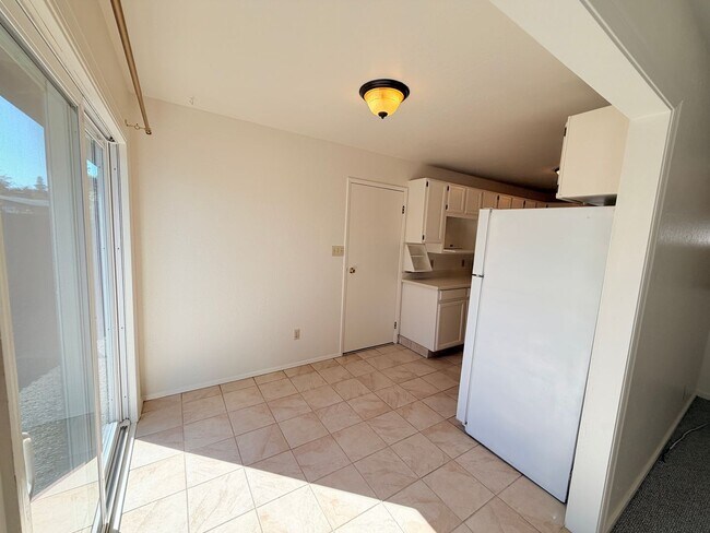 Building Photo - Newly Refreshed 3BD/2BA Home with Spacious Living Areas