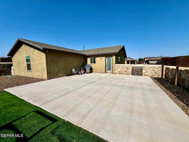 Building Photo - 749 Villa Romero Dr