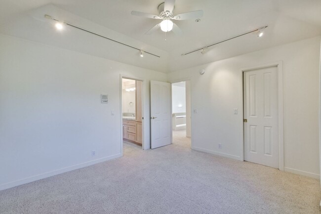 Building Photo - Large 3,767 sqft home on a 10,000 sqft lot- 2 bed located on 1st floor w/ separate entrance - Top...