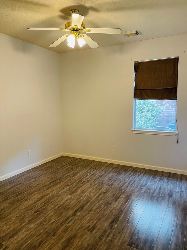 Building Photo - 20910 Medallion Pointe Dr