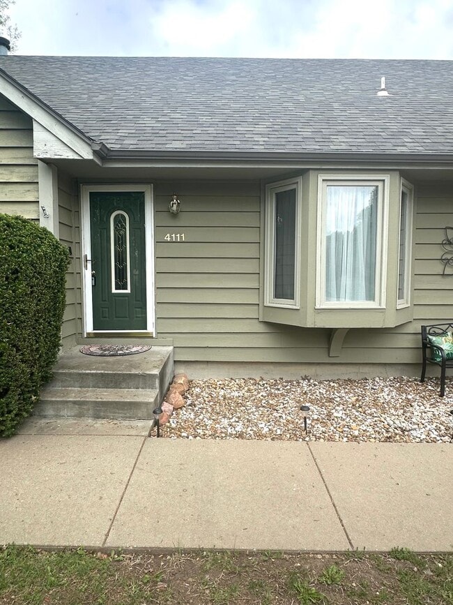 Building Photo - 4 bedroom, 2 1/2 bath