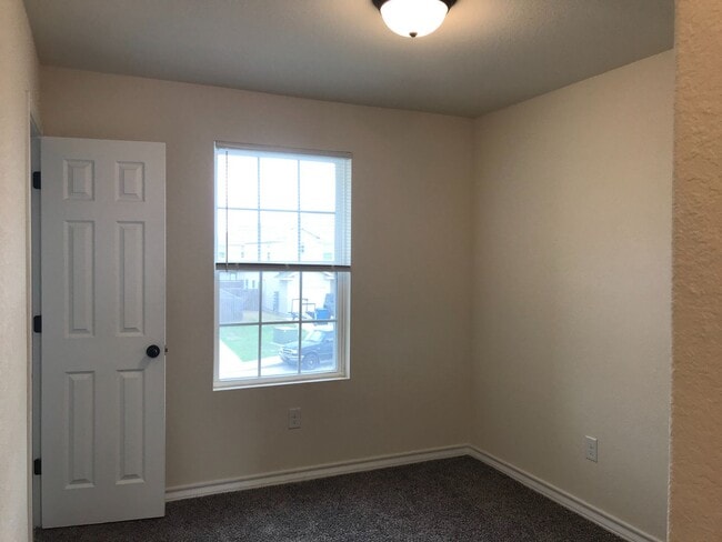 Building Photo - Town home for rent