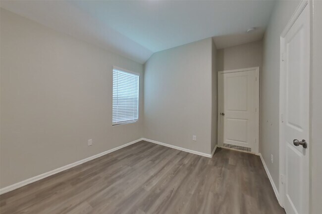 Building Photo - 210 Pine cavern dr