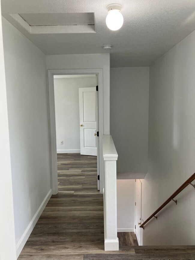 Building Photo - Three Bedroom Duplex in North Salem