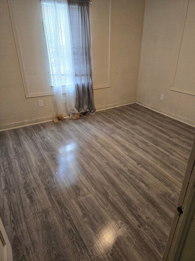 Building Photo - 140 Ambroise St