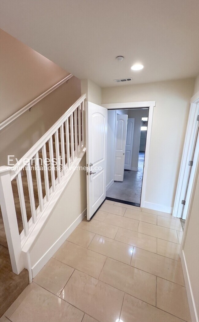 Building Photo - 3-Bed/3.5-Bath Townhome/ Available Now!