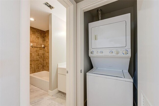 Building Photo - 8715 Meadowcroft Dr