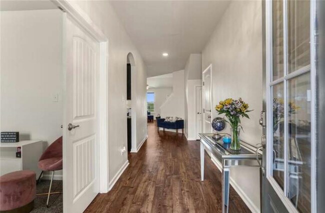 Entryway - 758 Lakeshore Village Dr