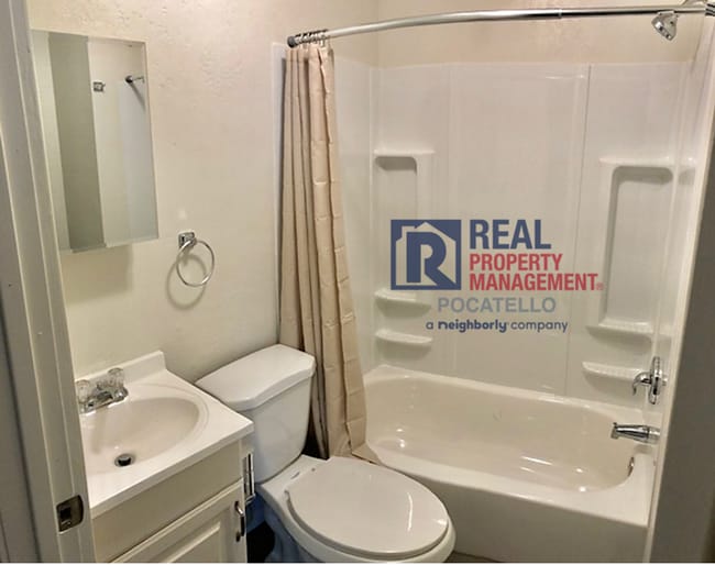 Building Photo - Beautiful Large 2 Bedroom 2 Bathroom Home ...