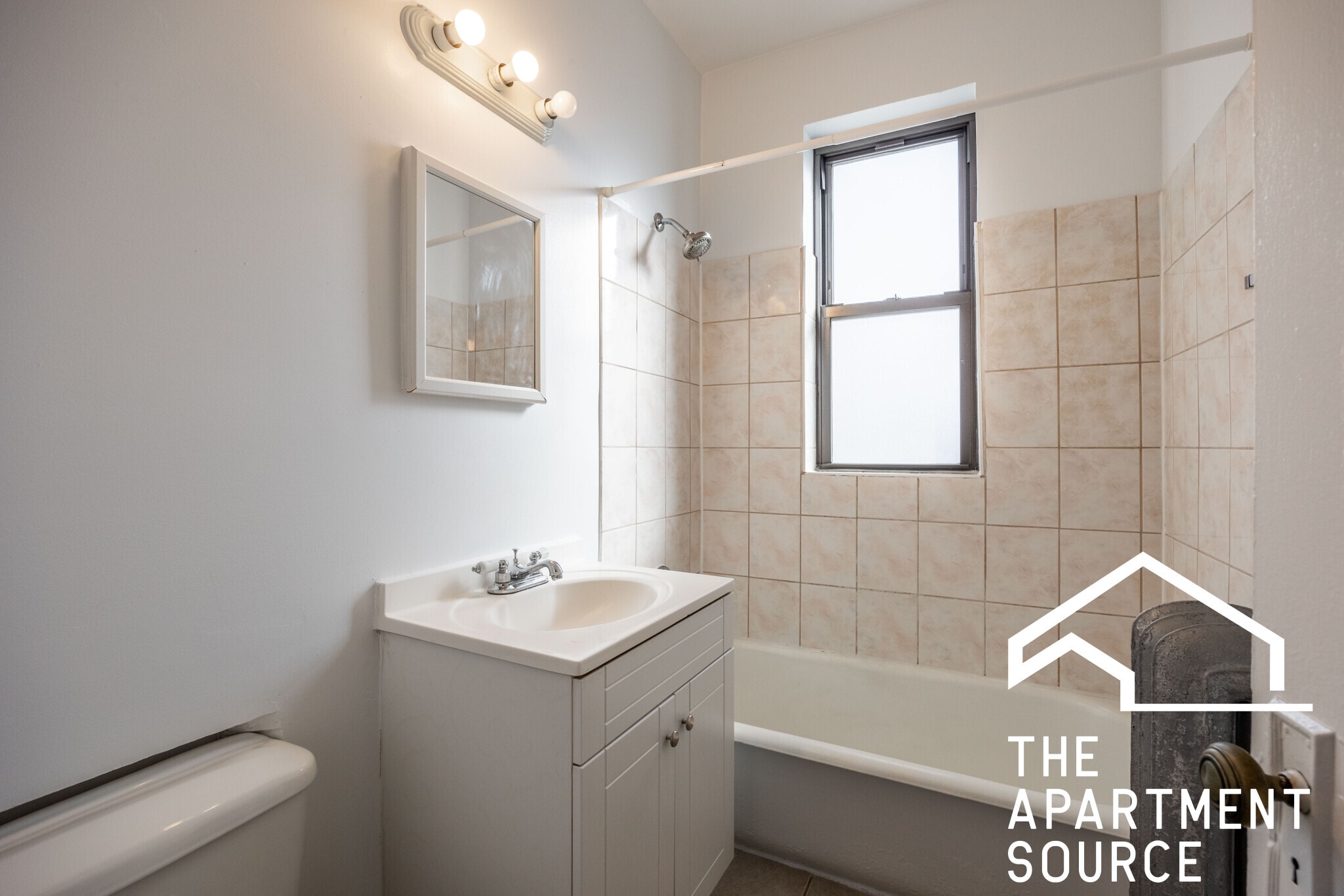 Building Photo - 2704 N Sawyer Ave